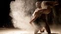 Francouzský fotograf Ludovic Florent vytvořil nádhernou séríí fotografií nahých tanečnic s názvem “Poussière d’étoiles”