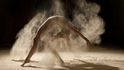 Francouzský fotograf Ludovic Florent vytvořil nádhernou séríí fotografií nahých tanečnic s názvem “Poussière d’étoiles”