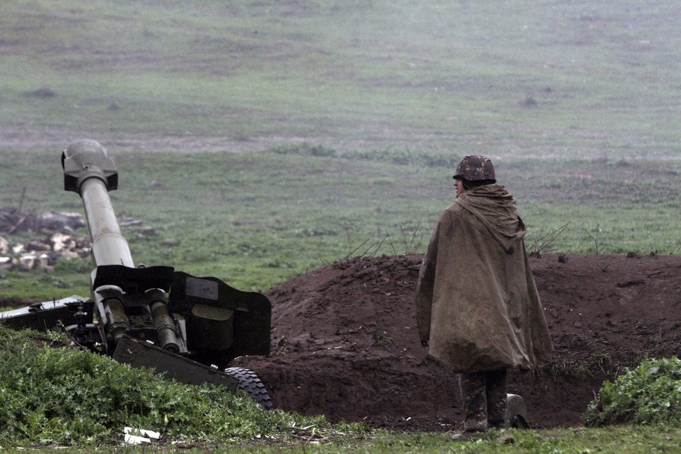 Boj o Náhorní Karabach pokračuje: 2 sestřelené vrtulníky, 17 zničených obrněnců.