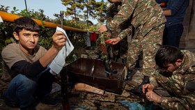 Boje o Náhorní Karabach: Se zbraněmi pomáhají i děti.