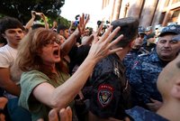 Nové boje v Náhorním Karabachu: Nejméně 25 mrtvých, dav v Jerevanu útočí na sídlo vlády