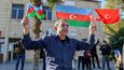 Ázerbájdžánci  dohodu o klidu zbraní oslavují jako své vítězství ve válce