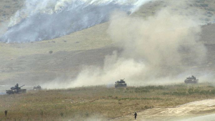 Snímek z roku 2004: Arménské jednotky Náhorního Karabachu zakončily 11. srpna několikadenní cvičení v horách asi 500 kilometrů východně od Jerevanu. Cvičení se koná v době, kdy rostou obavy, že v této výbušné oblasti po deseti letech příměří opět vypukne válka. Náhorní Karabach je enkláva uvnitř ázerbájdžánského území obývaná převážně Armény, kteří se v referendu v roce 1991 vyslovili pro nezávislost.  