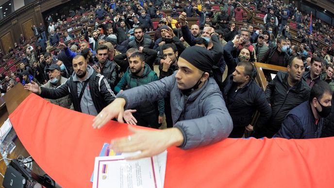 Demonstranti v Jerevanu vnikli do budovy parlamentu