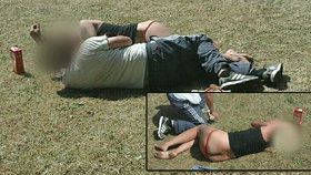 Opilci v Chomutově: Žena se válela s holým zadkem na trávě.
