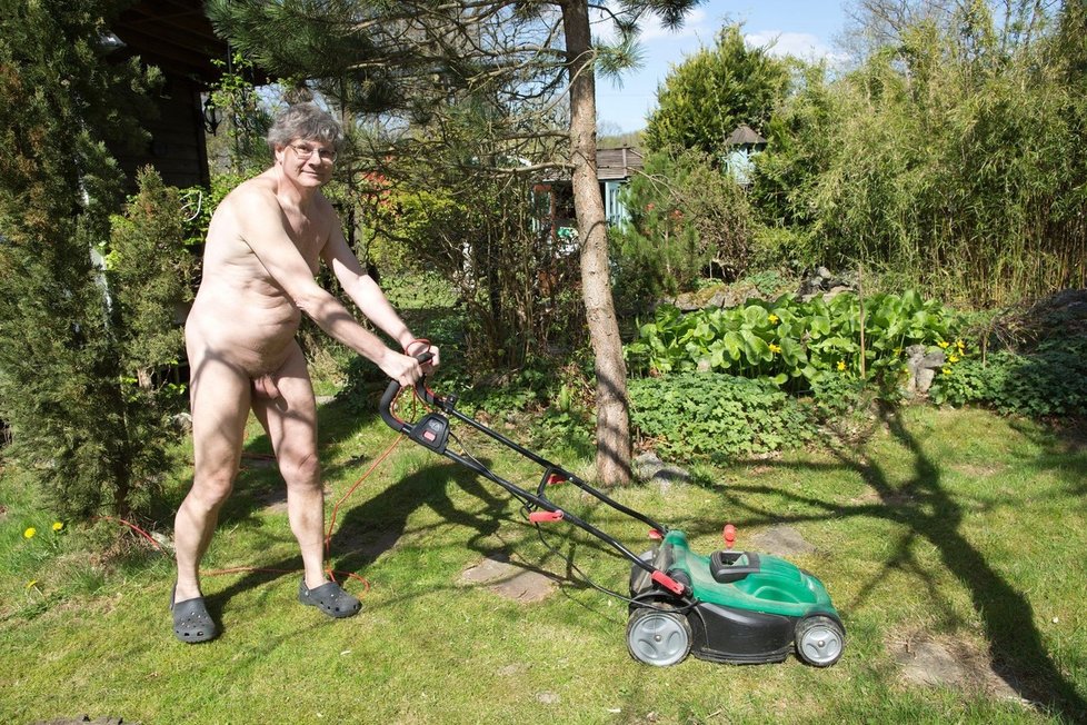Přišel čas shodit svršky a dát se do práce. Den nahého zahradničení je tu!