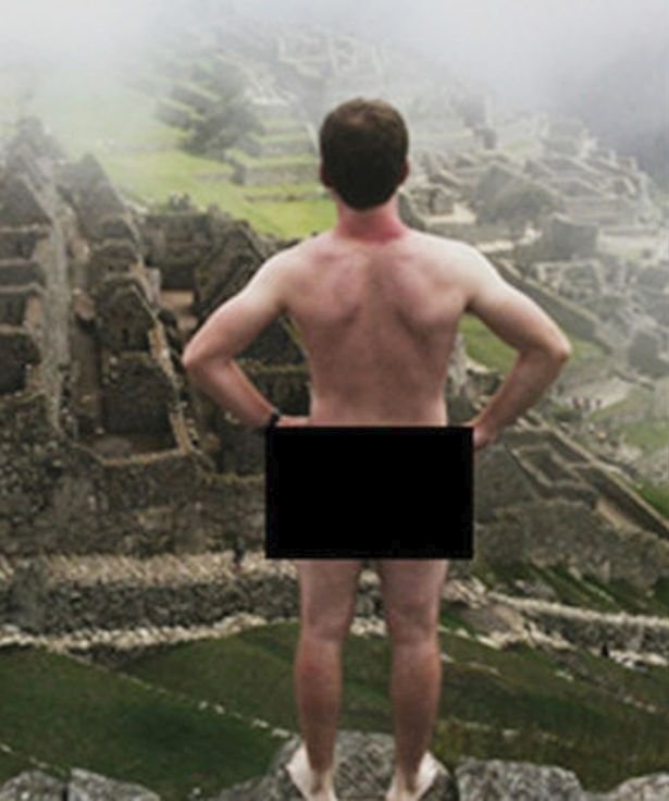 Nahý turista před Machu Picchu