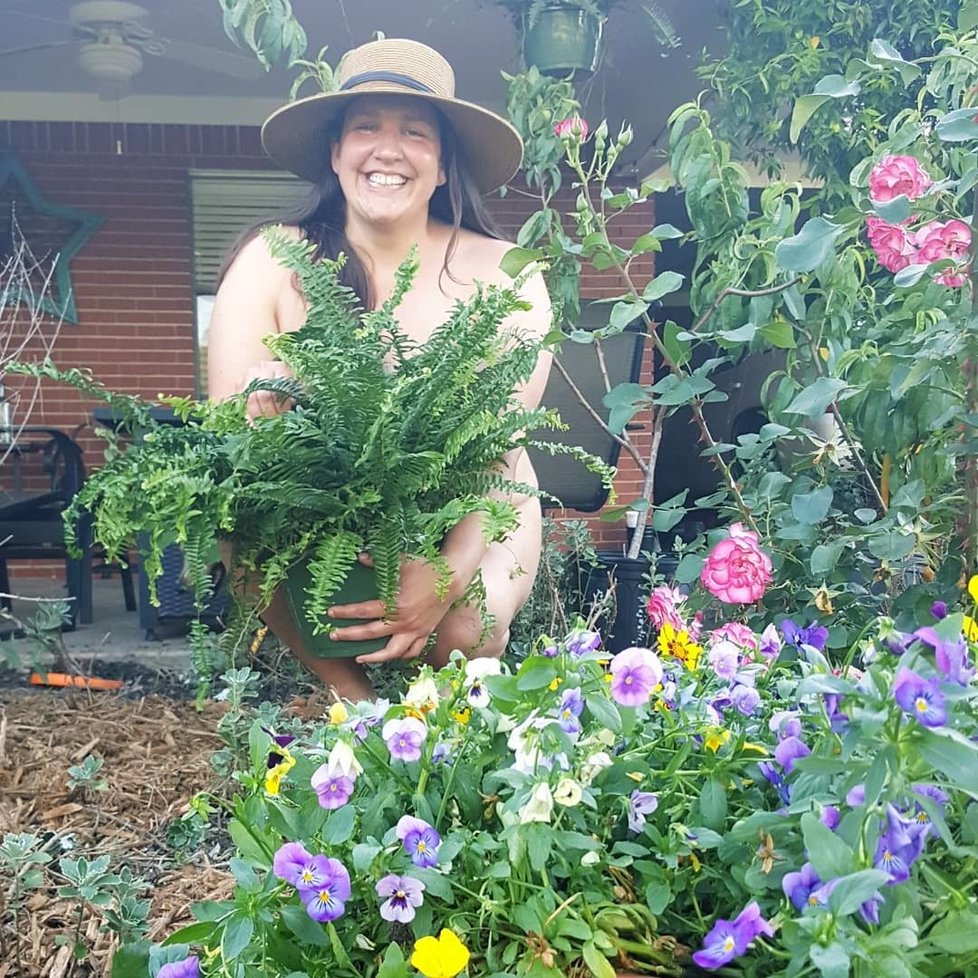 Zahradníci odloží šaty a pustí se do přesazování: Blíží se den nahého zahradnictví