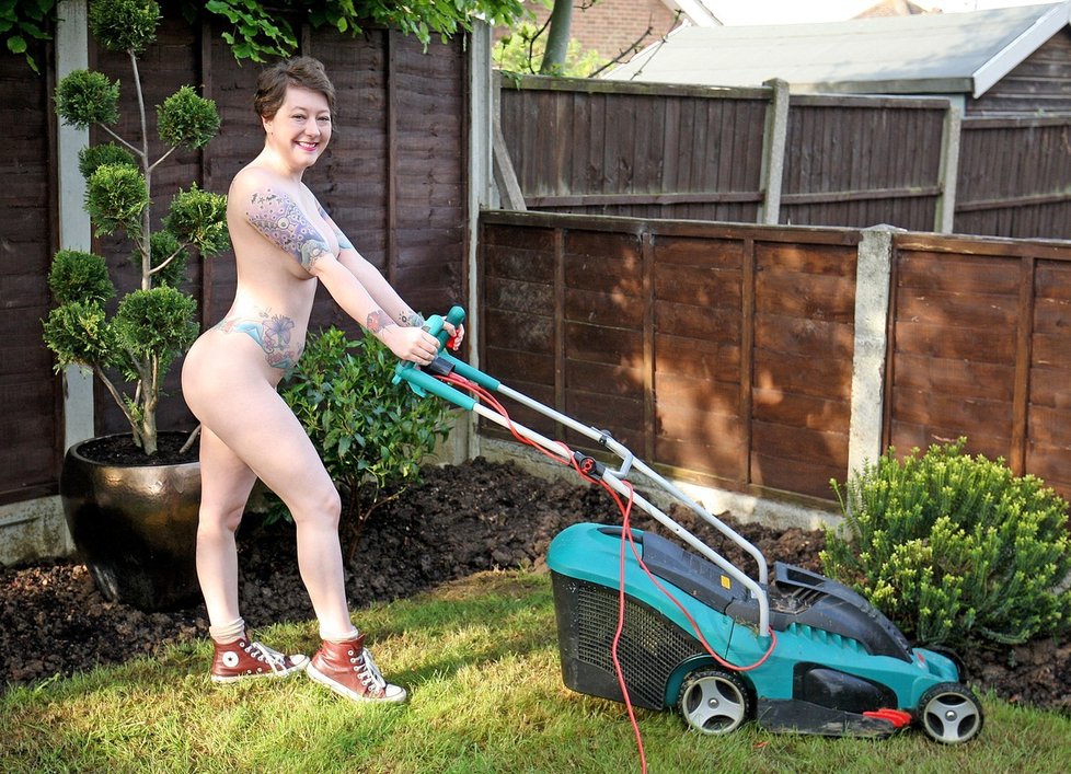Zahradníci odloží šaty a pustí se do přesazování: Blíží se den nahého zahradnictví