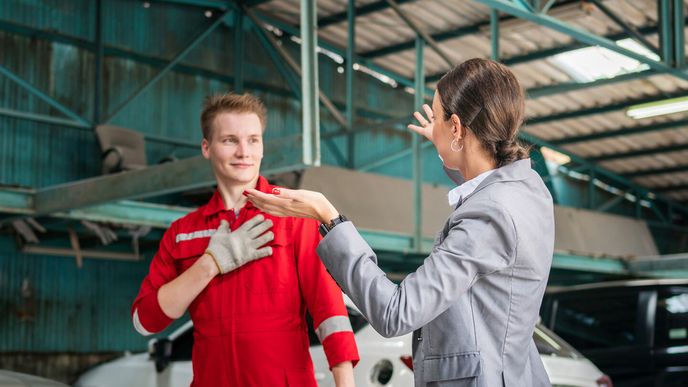 Při reklamaci vady požadujte zápis. Právě od této chvíle, nikoliv od skutečného převzetí vozu k opravě, totiž nově běží třicetidenní lhůta na záruční opravu. Při reklamaci vady požadujte zápis. Právě od této chvíle, nikoliv od skutečného převzetí vozu k opravě, totiž nově běží třicetidenní lhůta na záruční opravu.