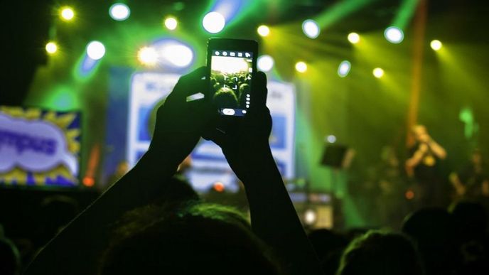 Nahrávání koncertu na mobilní telefon