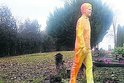 Správní soud zamítl žalobu rodičů, která se týkala žlutooranžovéhé náhrobní sochy jejich zesnulého syna, na magistrát v západoněmeckém Wallhausenu.