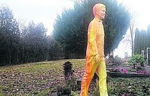 Správní soud zamítl žalobu rodičů, která se týkala žlutooranžovéhé náhrobní sochy jejich zesnulého syna, na magistrát v západoněmeckém Wallhausenu.