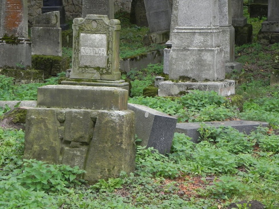 Židovský hřbitov v Rousínově, kde došlo v roce 2011 k tragické nehodě.
