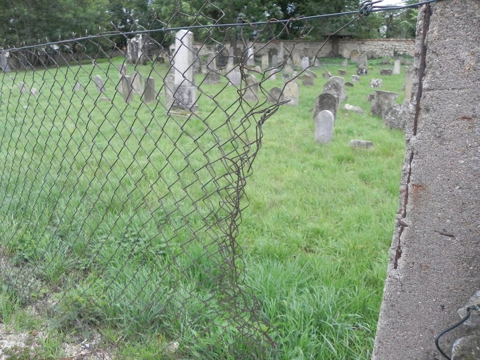 Židovský hřbitov v Rousínově, kde došlo v roce 2011 k tragické nehodě