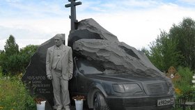 Gangster si rád potrpěl na drahé vozy, což dokazuje jeho náhrobek.