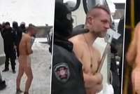 Policejní brutalita na Ukrajině: Mladíka vysvlékli do naha, fotili se s ním a bili ho
