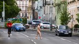 Naháč v centru Prahy: Policisté se báli, že skočil do Vltavy. On se jen šel projít