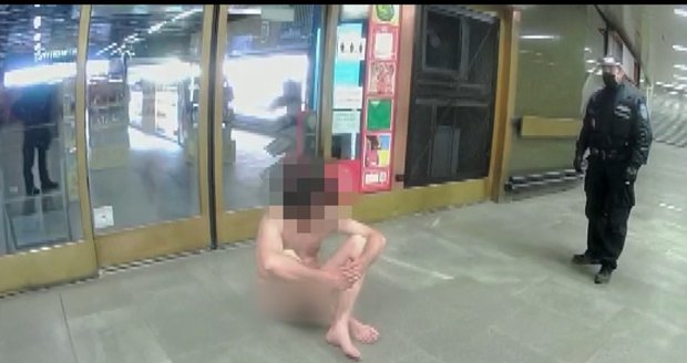 Nahý muž vedl v Plzni ulicí malé dcerky, jedna byla též nahá, roušky měli všichni. Ilustrační foto