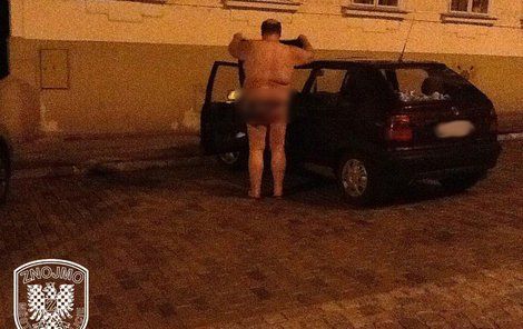 Řidič (48) nedokázal strážníkům vysvětlit, proč řídil nahý...