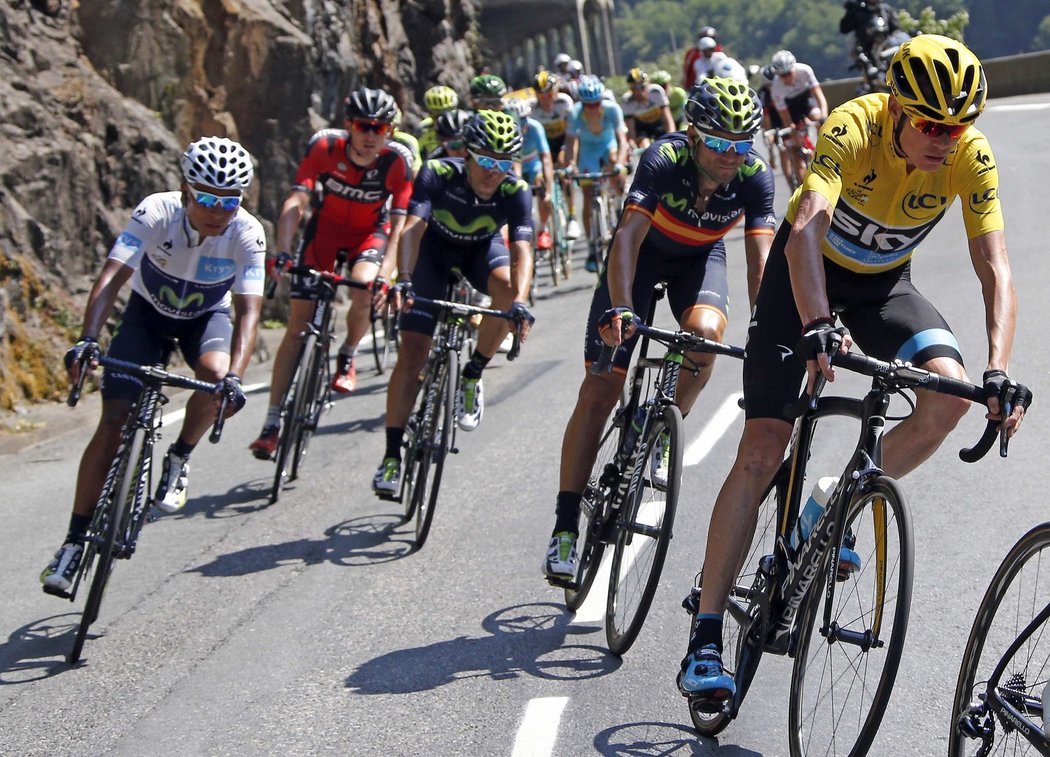 Nairo Quintana (vlevo) a Alejandro Valverde v závěsu za Chrisem Froomem v 11. etapě Tour de France