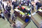 Video zachycuje nejdříve zběsilý úprk zákazníku a poté popravu muže