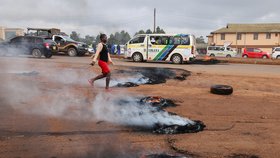 Keňský policista v hlavním městě Nairobi zastřelil šest lidí, včetně své ženy, načež spáchal sebevraždu. Po krveprolití začaly nepokoje.