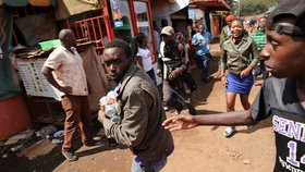 Keňský policista v hlavním městě Nairobi zastřelil šest lidí, včetně své ženy, načež spáchal sebevraždu. Po krveprolití začaly nepokoje.