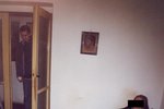 Takhle to v bytě vypadalo v roce 2005. Vpravo nájemnice Sylvie K.