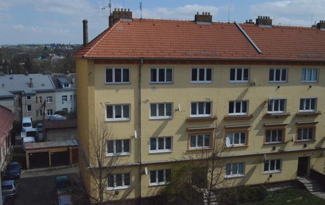 Dům v Rokycanově ulici v Jihlavě, kde se v boční zateplené stěně usídlili špačci.