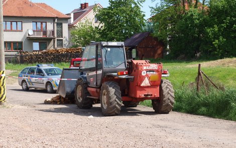 Tento nakladač hocha na málo frekventované cestě přejel. 