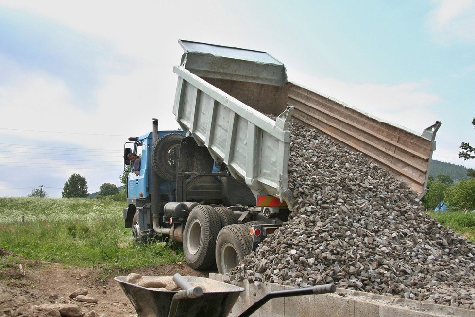 Největší problém je podle ministra dopravy s kamiony, které převážejí stavební materiály, především štěrk, písek, lomový kámen, beton a dřevo