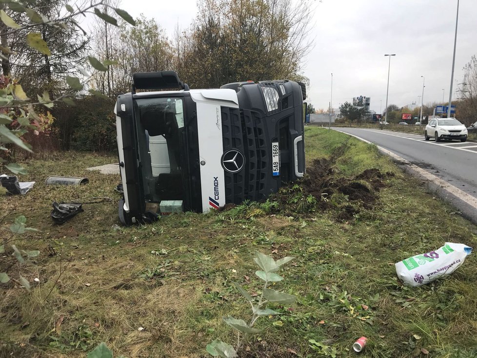 Převrácený náklaďák v Prosecké ulici na území Letňan