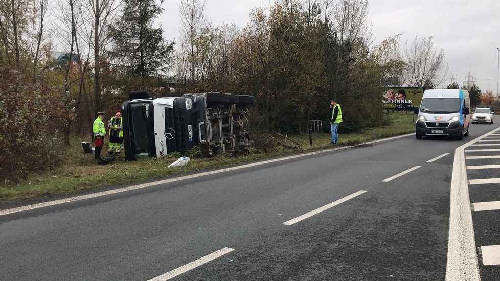 Převrácený náklaďák v Prosecké ulici na území Letňan