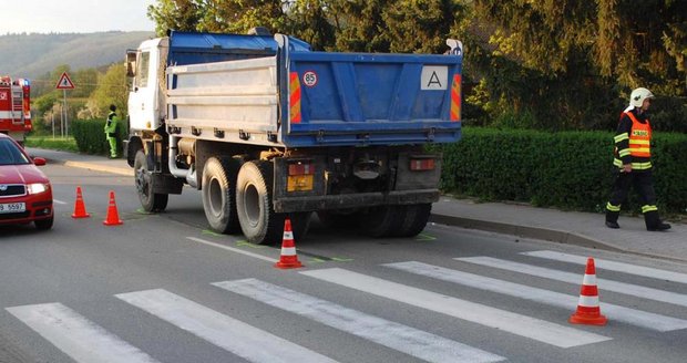 Tatra srazila na přechodu 13letou dívku: Je těžce zraněná