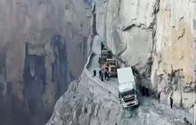 Kamion visel ze 100metrového útesu: Na vině navigace!