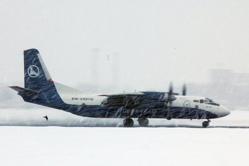 Nákladní Antonov An-26B běloruského dopravce Genex
