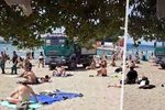 Nákladní auto projíždělo přímo prostředkem nejznámější chorvatské pláže