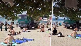 Bizár v chorvatském Splitu: Nákladní auto projíždělo středem přeplněné pláže