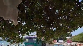 Nákladní auto projíždělo přímo prostředkem nejznámější chorvatské pláže.
