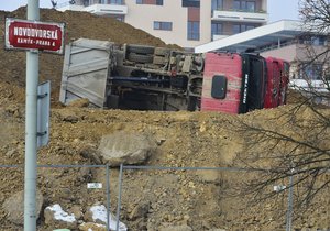 K nehodě došlo na stavbě v městské části Praha 4 – Kamýk, převrhl se tam nákladní automobil. Řidiče záchranáři odvezli do nemocnice.