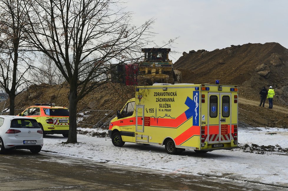 K nehodě došlo na stavbě v městské části Praha 4 – Kamýk, převrhl se tam nákladní automobil. Řidiče záchranáři odvezli do nemocnice.