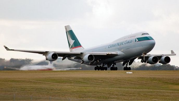 Nákladní Boeing 747 aerolinek Cathay Pacific startuje z letiště v Melbourne