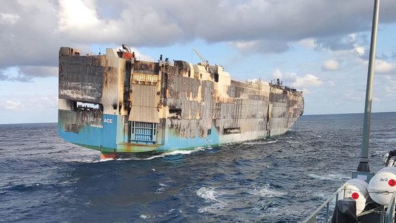 Nákladní loď Felicity Ace se potopila, na palubě měla tisíce ohořelých vozů 