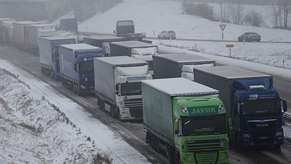 Návrh na zákaz jízdy kamionů v levém pruhu dálnic je ve Sněmovně