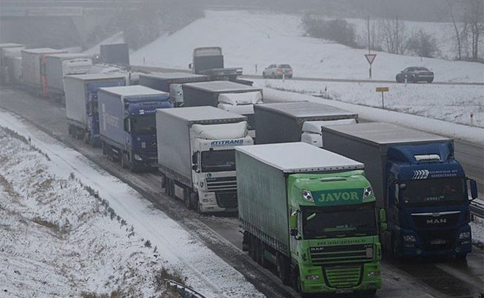 Návrh na zákaz jízdy kamionů v levém pruhu dálnic je ve Sněmovně