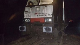 Vykolejený nákladní vlak po nárazu do bankomatu, který ležel na kolejích