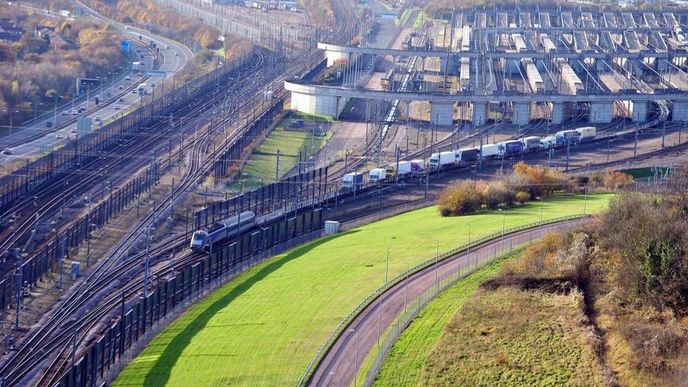 Nákladní vlak opouští terminál u města Folkestone a míří do Eurotunelu pod kanálem LaManche