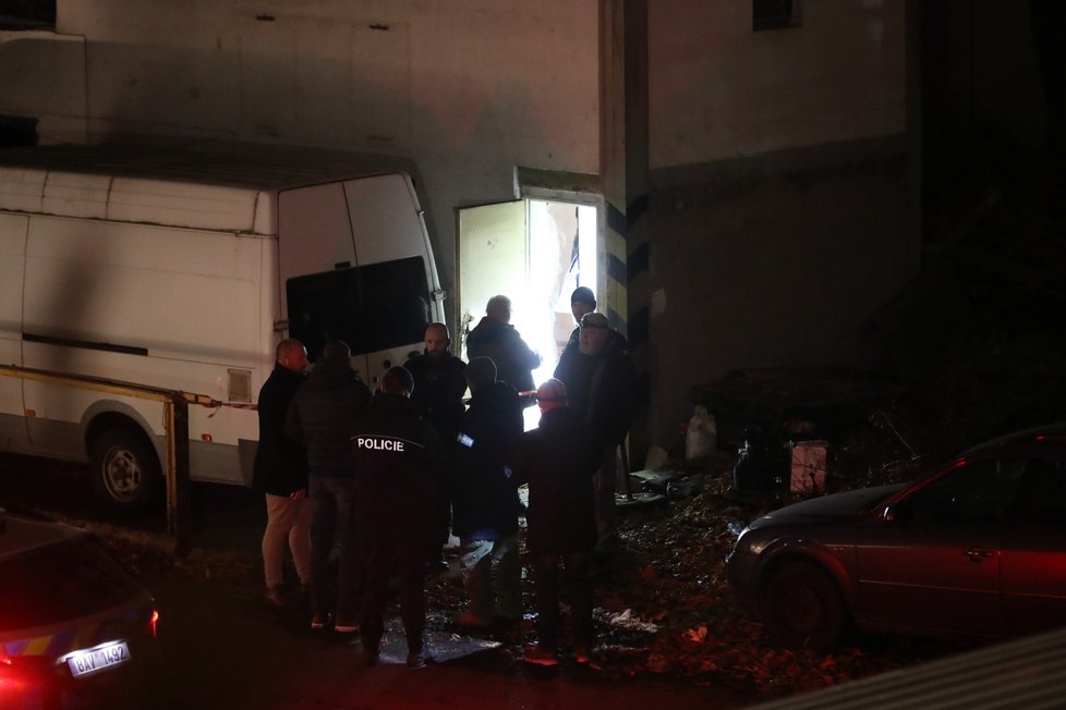 V areálu bývalého Nákladového nádraží Žižkov bylo nalezeno tělo mrtvého muže. Policisté předběžně kalkulují s tím, že šlo o násilnou smrt. Dokonce už zadrželi podezřelého. (22. listopad 2023)