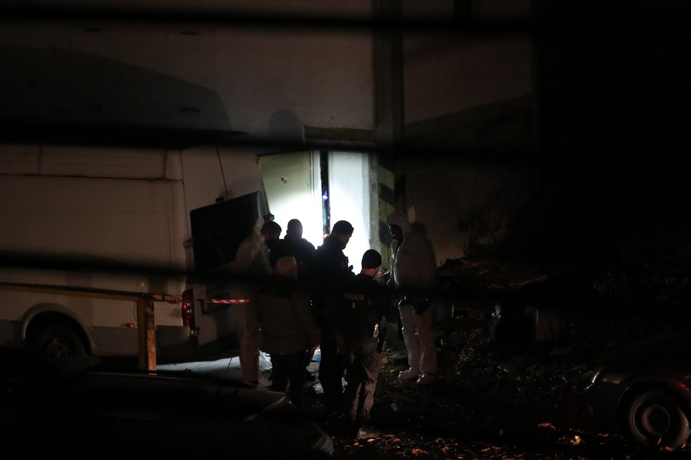 V areálu bývalého Nákladového nádraží Žižkov bylo nalezeno tělo mrtvého muže. Policisté předběžně kalkulují s tím, že šlo o násilnou smrt. Dokonce už zadrželi podezřelého. (22. listopad 2023)